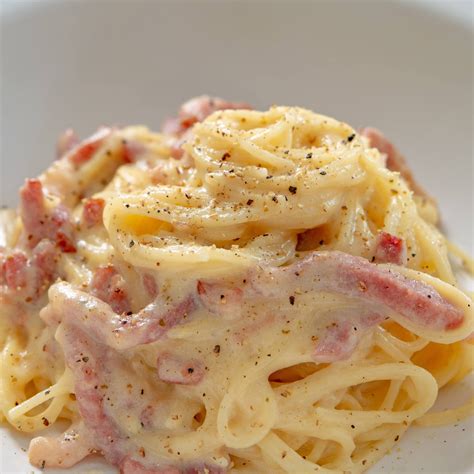  Spaghetti alla Carbonara: A symphony of creamy richness and salty decadence!