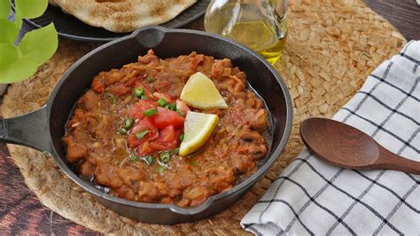  Foul Medames: Khám phá hương vị đậu núp bí ẩn, kết hợp hài hòa với hương thơm nồng nàn của rau mùi và tinh chất của chanh tươi!