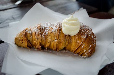  Sfogliatella: Một tác phẩm nghệ thuật bột nhào giòn rụm hòa quyện với vị ngọt thanh của ricotta!