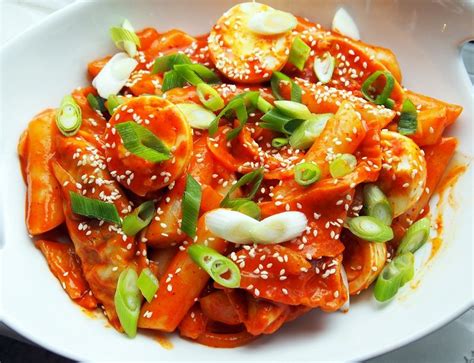  Ddeokbokki: Khám phá món ăn cay nồng và đầy đặn của Daegu!