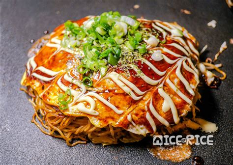  Hiroshima-Style Okonomiyaki: A Savory Pancake Symphony Marrying Umami Depth with Crispy Textures!