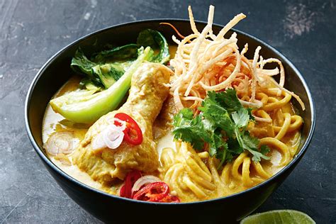  Khao Soi Gà -  Một Bản Thưởng Của Hương Vị Cari Nồng & Chân Dêi, Xuất Xứ Từ Vương Quốc Ẩm Thực Thái Lan!