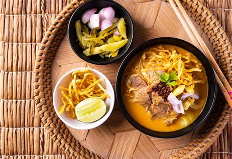  Khao Soi: Sự pha trộn hoàn hảo giữa vị béo ngậy và vị cay nồng của đất nước Thái Lan!