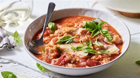  Pappa al Pomodoro: A Tuscan Symphony of Rustic Simplicity and Sun-Kissed Flavors!