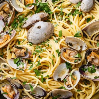  Spaghetti alle Vongole! A Symphony of Briny Delights and Garlic-Infused Comfort